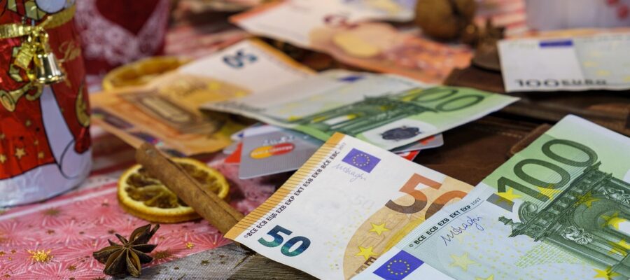 christmas, christmas time, advent, advent season, money, banknotes, euro, pay, commercial, turnover, expensive, gift, give a gift