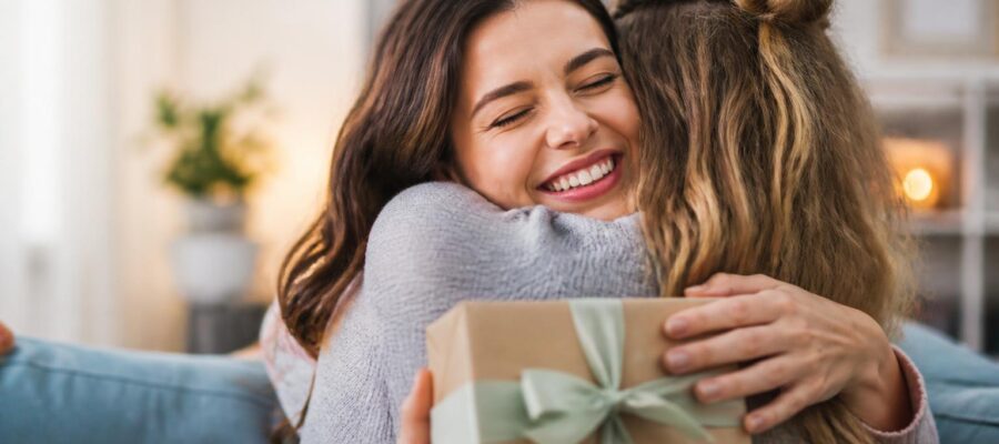 Beste Freundin beschenken: Ideen, die mehr sagen als ein Gutschein
